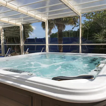 Maison Accueillante Avec Piscine Partagee A + Holiday home *