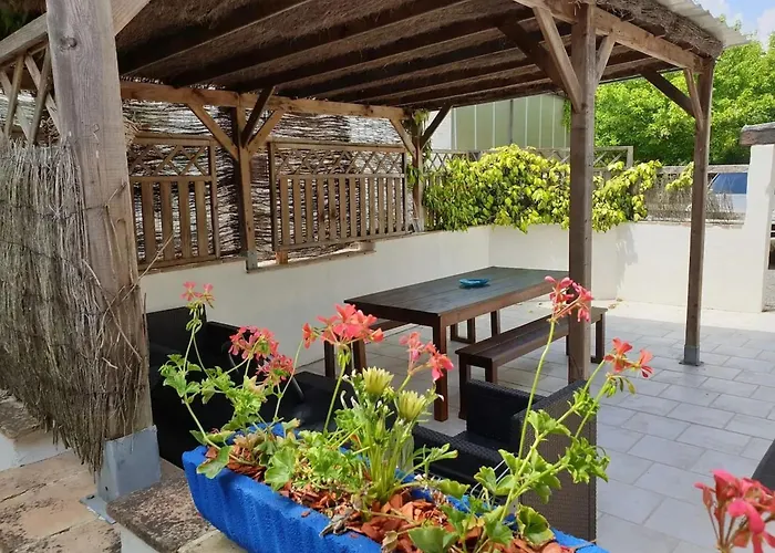 Maison Accueillante Avec Piscine A + Meursac