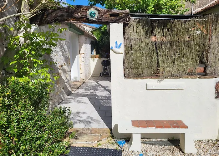 Vakantiehuis Maison Accueillante Avec Piscine A + *